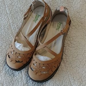 NWT Jambu Blossom Encore, 9, tan
